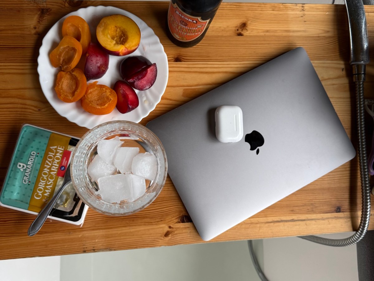 Vacation Day 3: Primrose Flowers, Sofa Dreams & A&nbsp;Bath